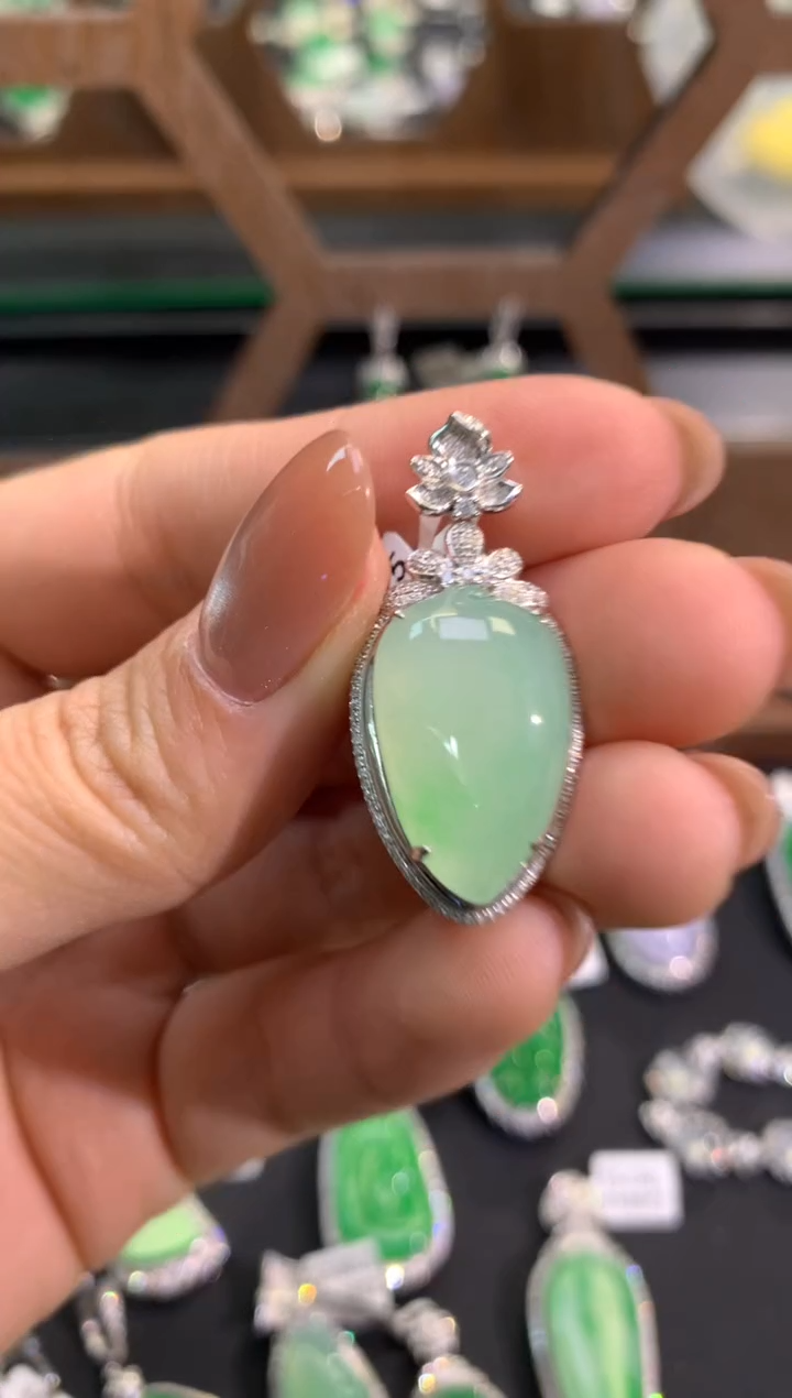 【闪购商品】翡翠吊坠(不含链)18K金镶嵌吊坠