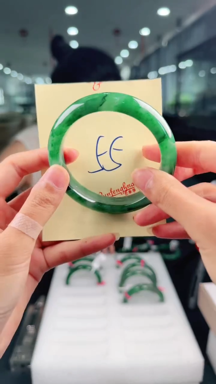 未镶嵌手镯石英质玉（非洲翠）天然非洲翠手镯未镶嵌55