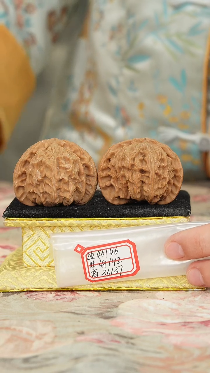 【闪购商品】文玩核桃把件白狮子有修