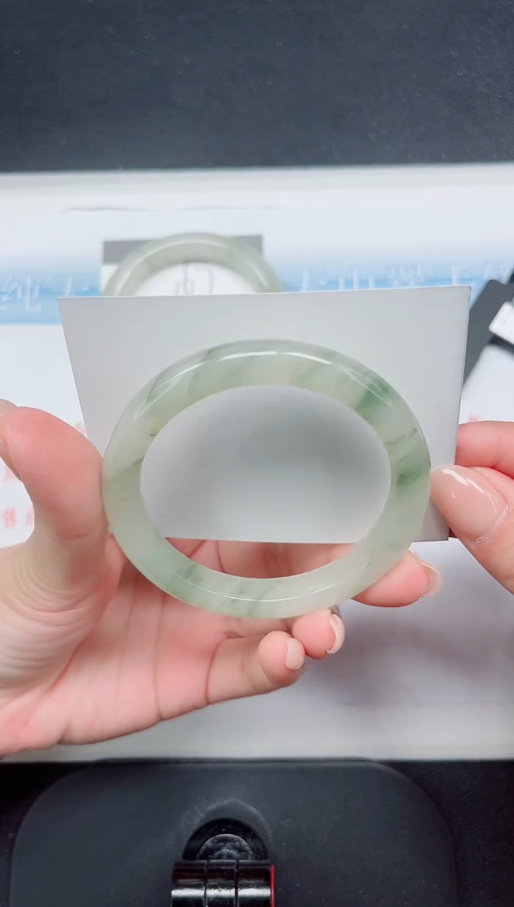 【闪购商品】石英质玉手镯未镶嵌168-55.3有颗小矿点，介意勿拍