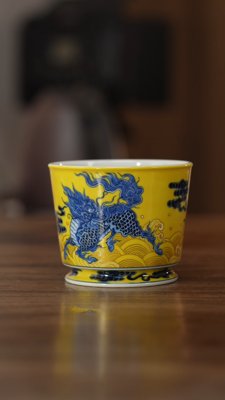 【闪购商品】水造青花黄釉双麒麟容天杯