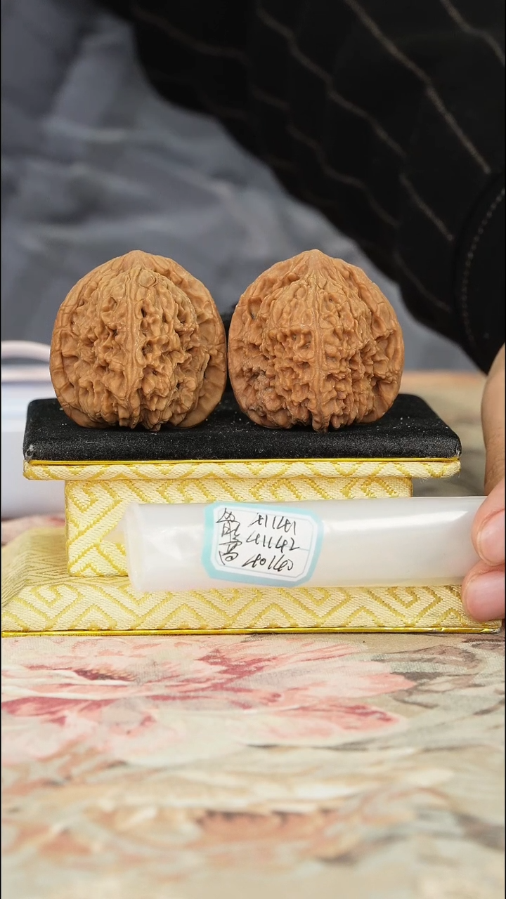 【闪购商品】文玩核桃把件赵喜满南将石