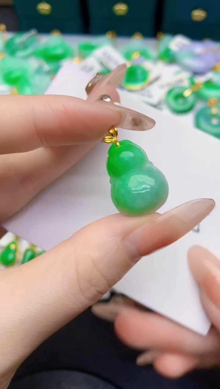 颈饰18K金镶嵌翡翠缅甸天然翡翠A货