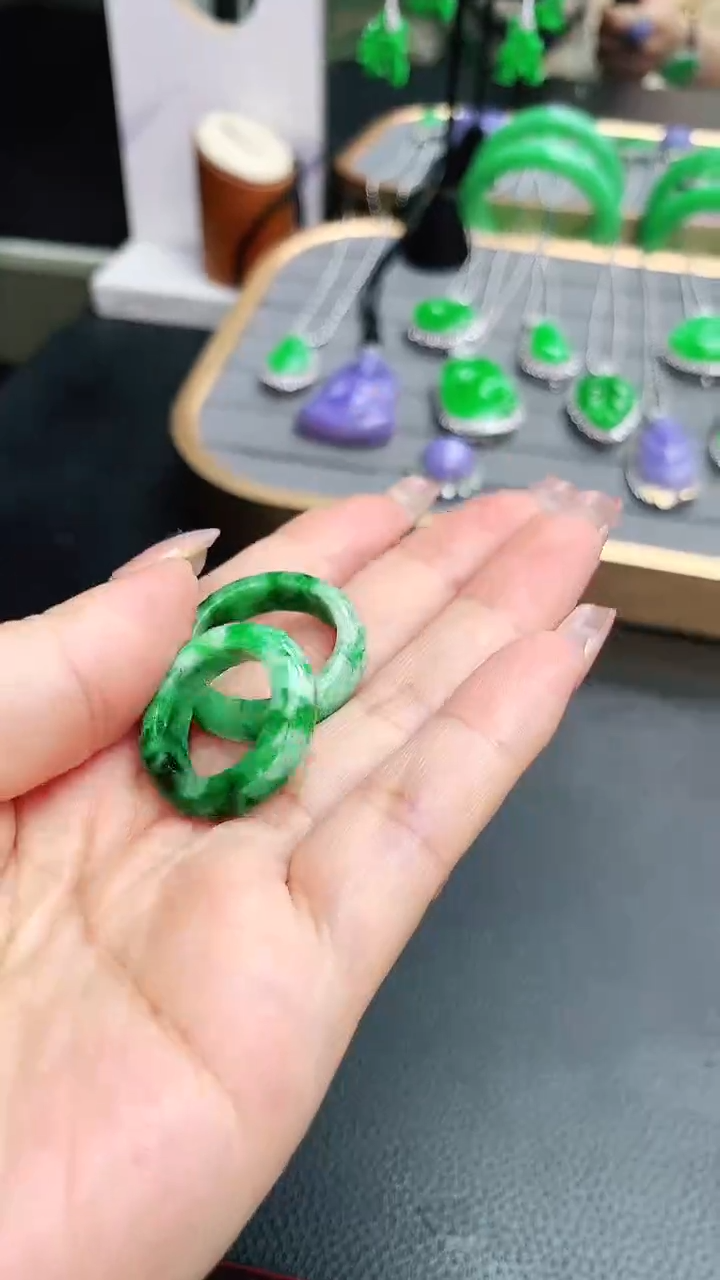 未镶嵌戒圈翡翠赠礼盒证书