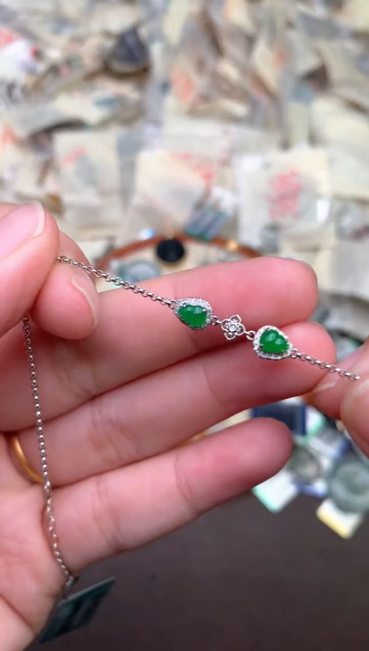 18K金镶嵌挂件翡翠   —