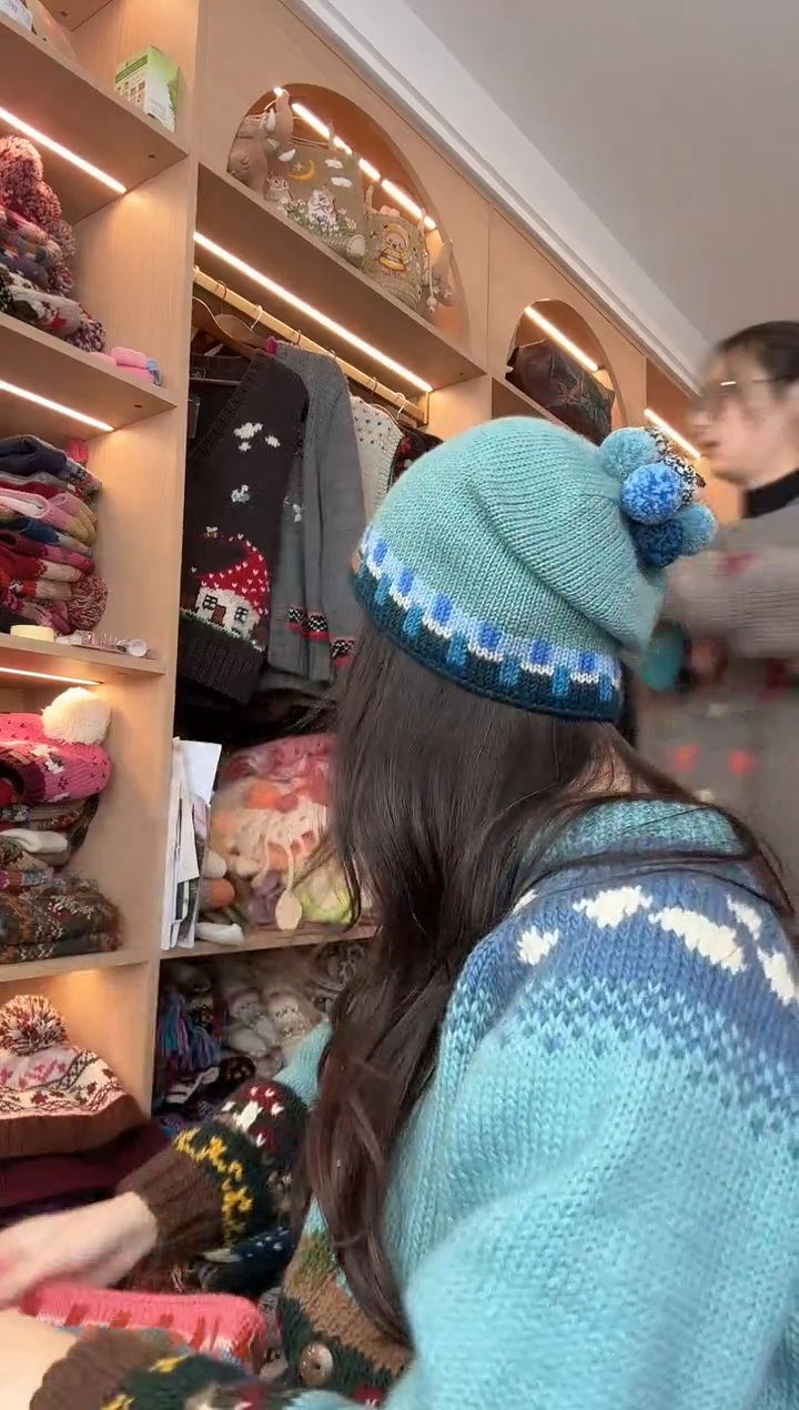 羊毛蓝色八球堆堆帽