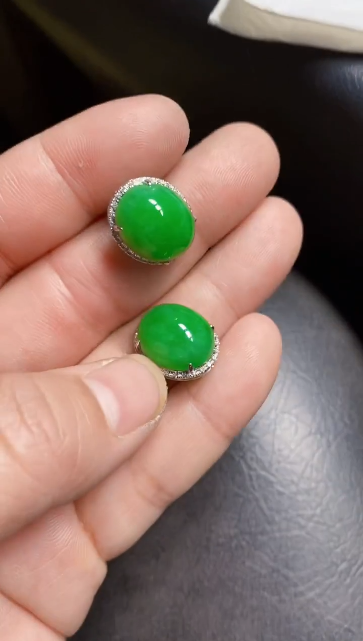 颈饰18K金镶嵌翡翠耳钉