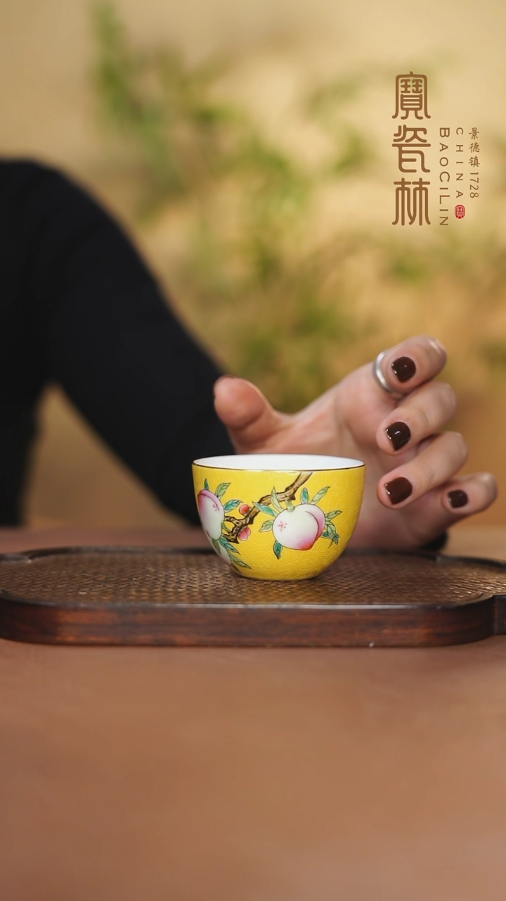 【闪购商品】黄地扒花粉彩寿桃罗汉杯