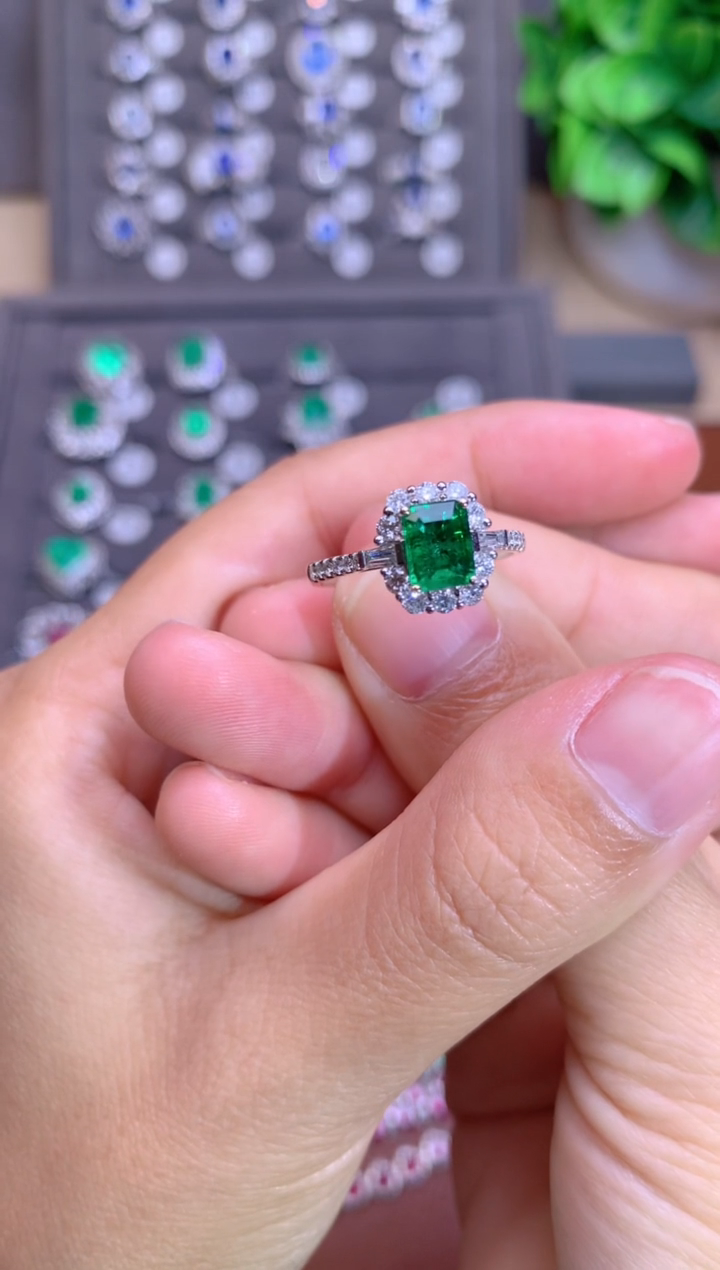 【闪购商品】祖母绿戒指18K金镶嵌0.82CT