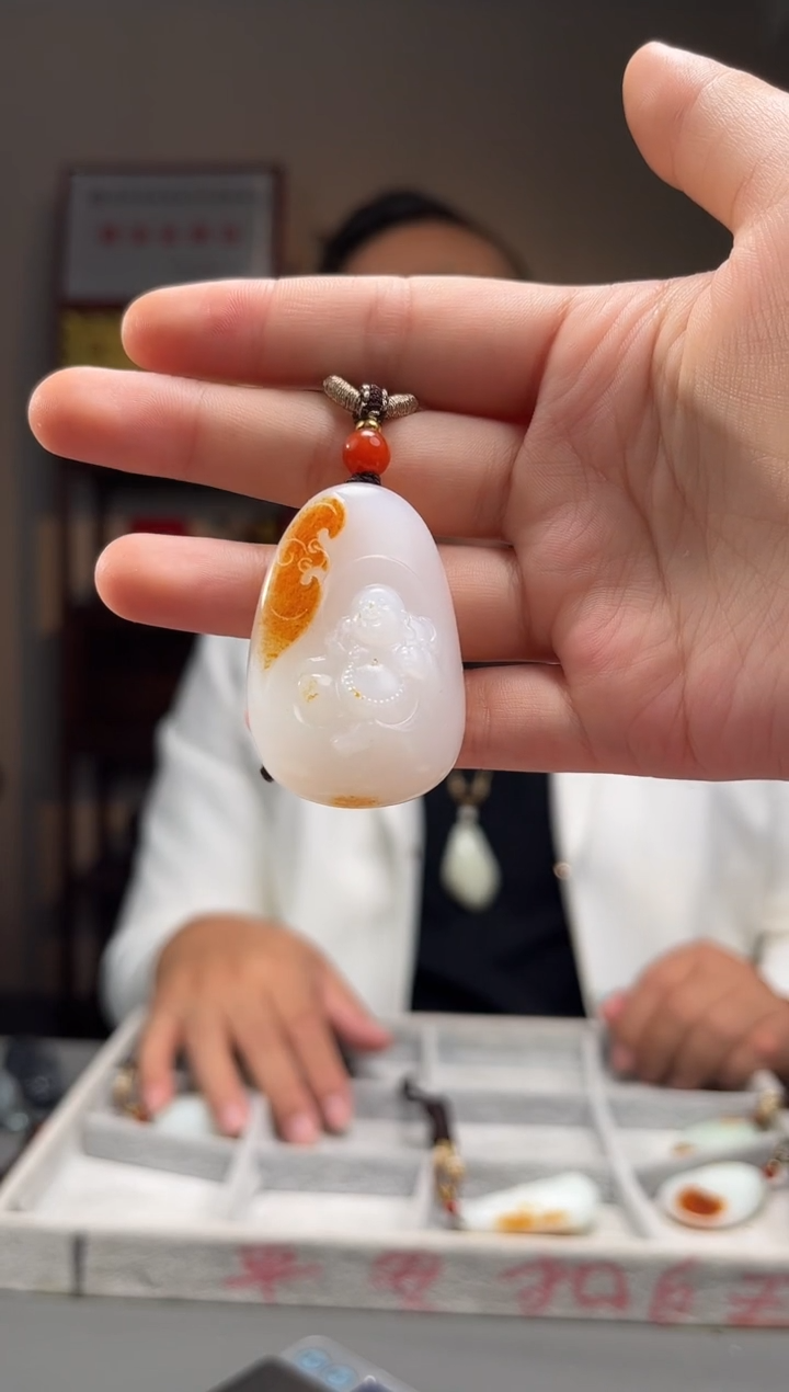 颈饰未镶嵌和田玉吊坠