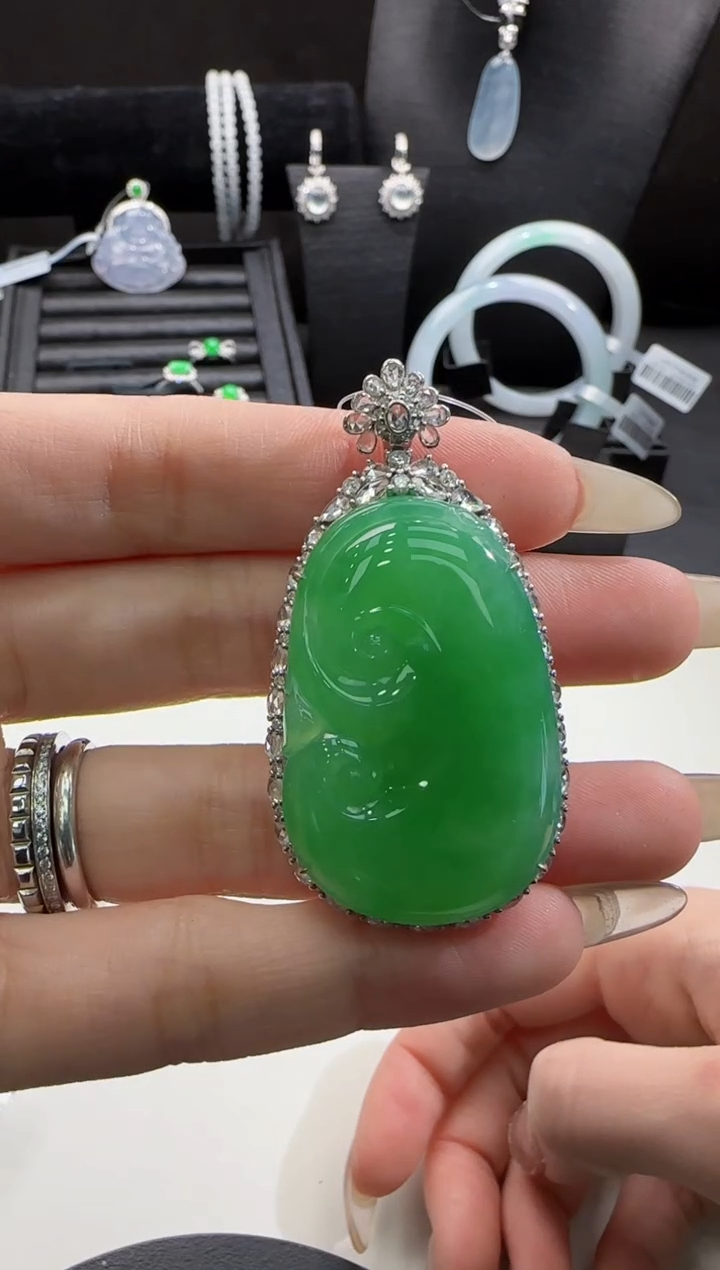 【闪购商品】翡翠吊坠(不含链)18K金镶嵌翡翠吊坠