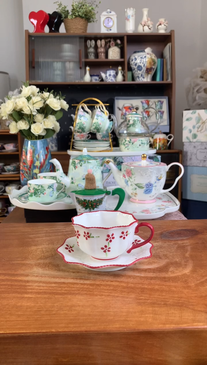 陶瓷红花甜心杯碟