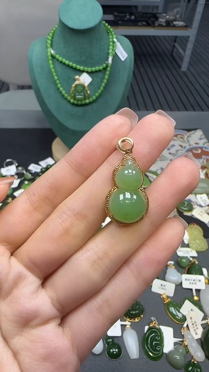18K金镶嵌和田玉挂件1