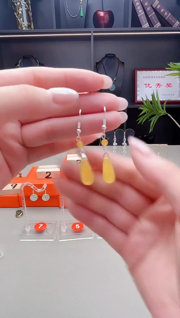 未镶嵌耳钉玛瑙/玉髓黄水滴耳饰