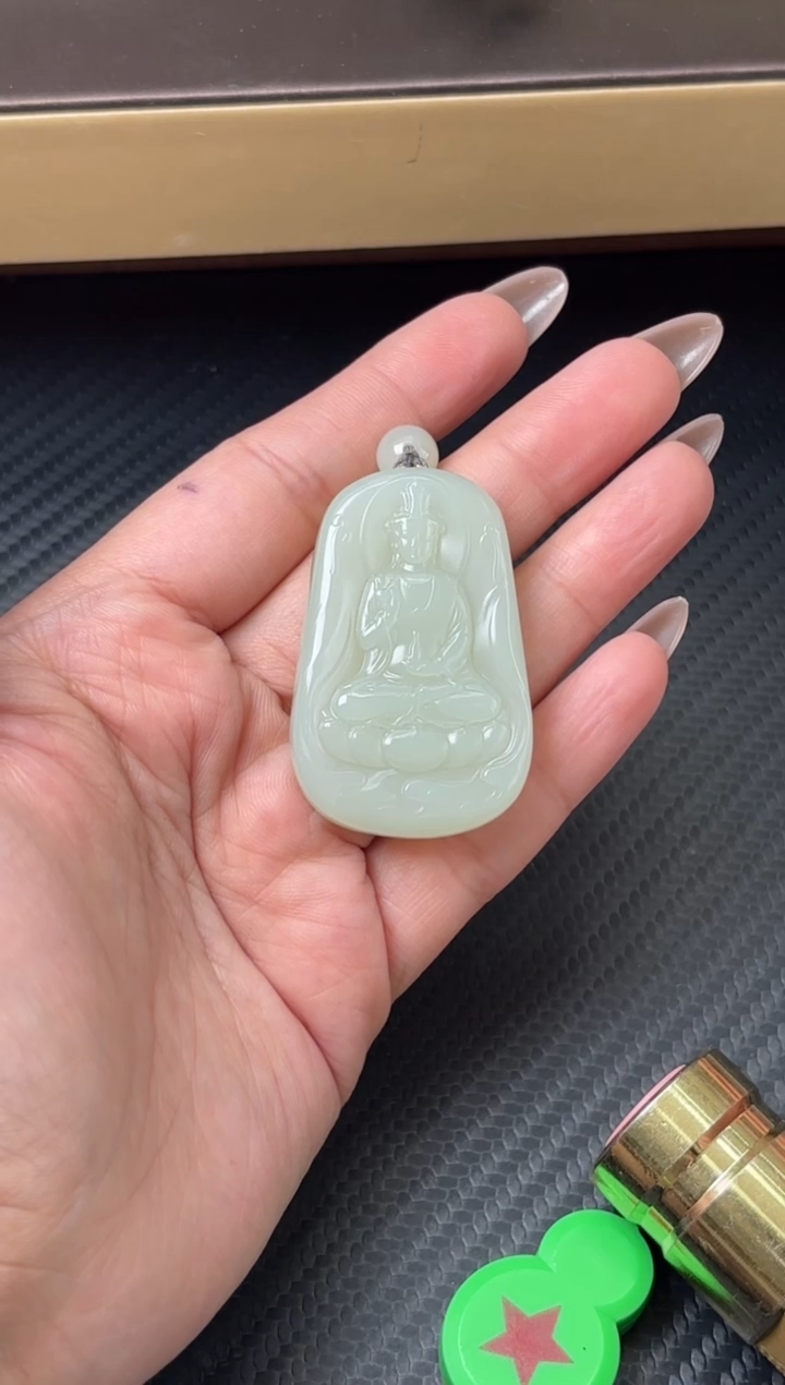 吊坠(赠链)未镶嵌和田玉三*且末迪克兰一细微色差吊坠