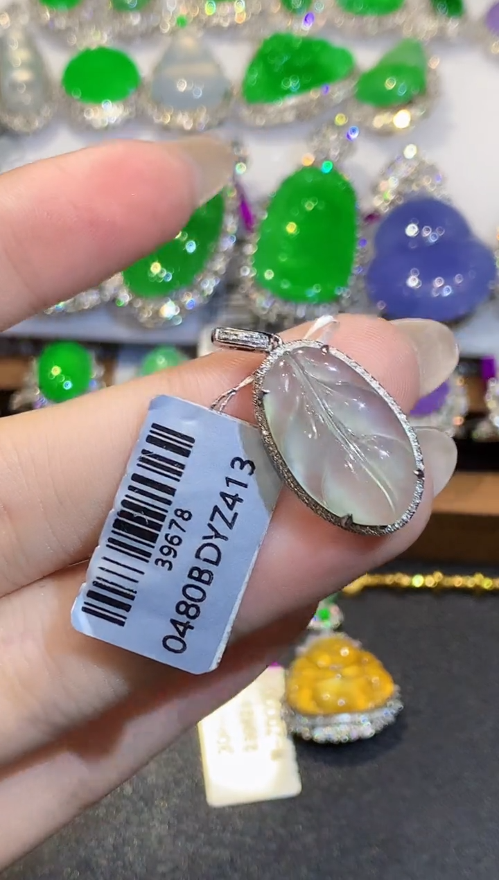 18K金镶嵌戒指翡翠多样性发其一