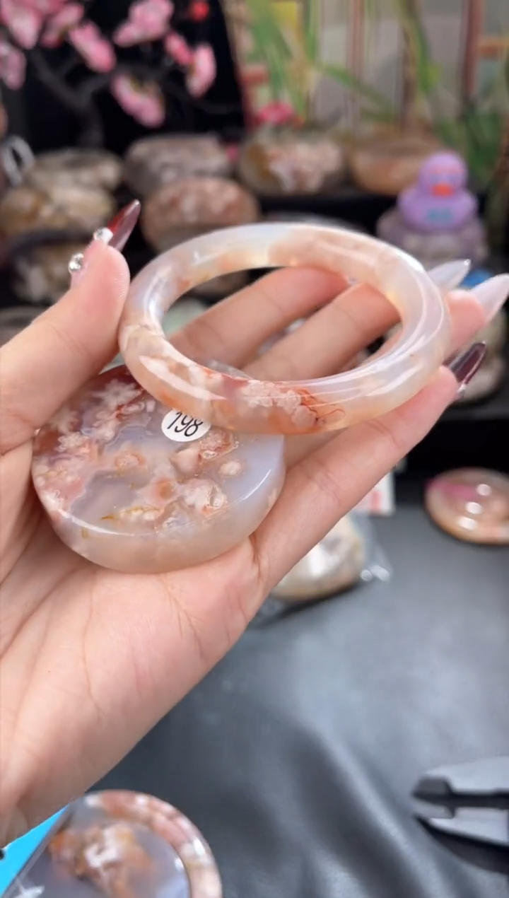 【闪购商品】石英质玉手镯未镶嵌52
