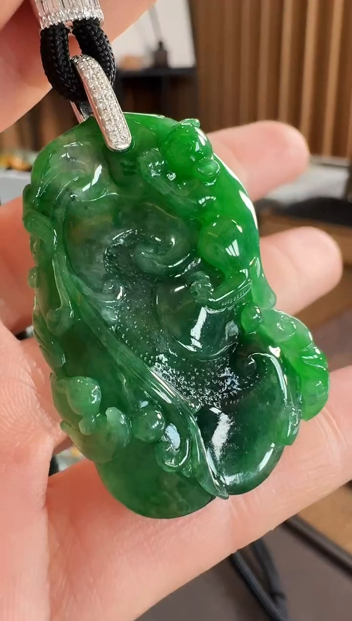 颈饰18K金镶嵌翡翠吊坠