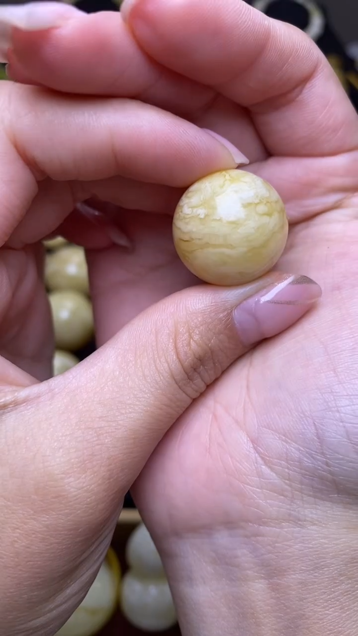 未镶嵌琥珀裸石葵. 34