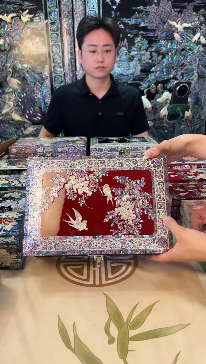 鱼锁绒布底·弘贝雅螺钿漆器文化馆