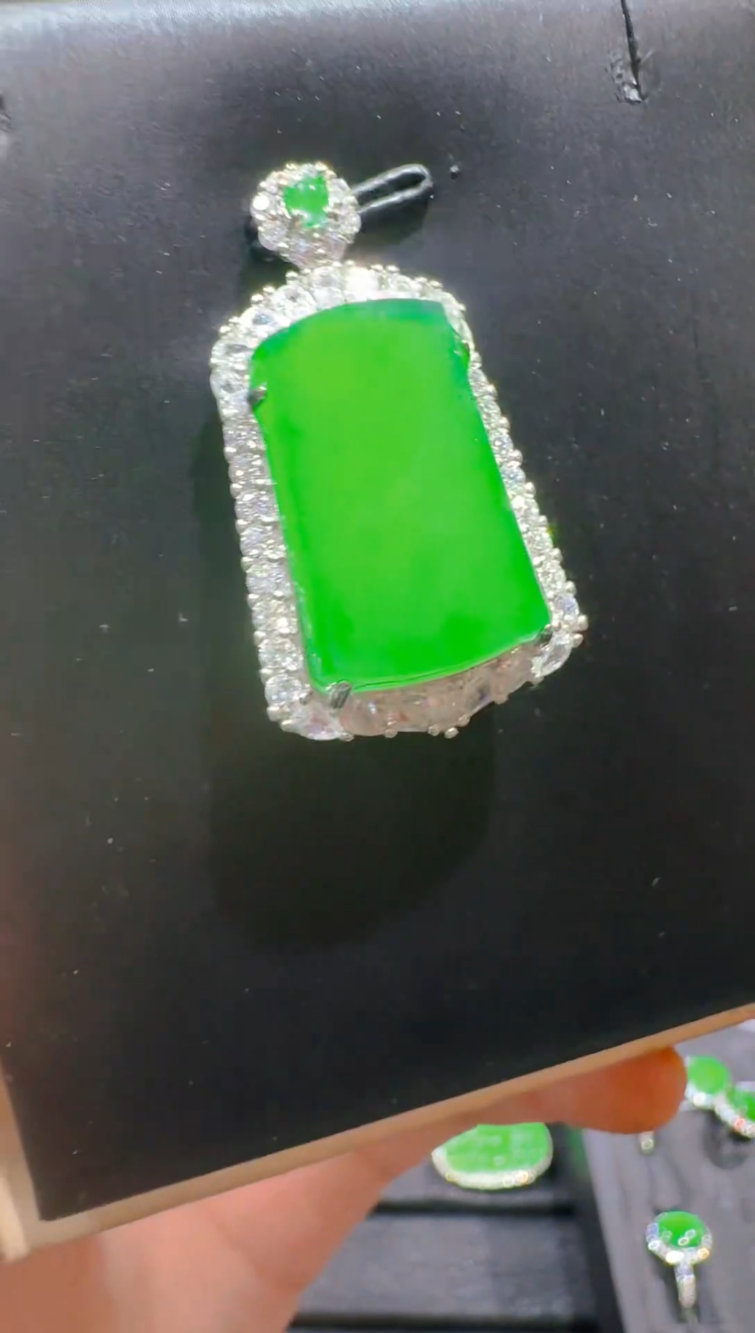 【闪购商品】翡翠吊坠(赠链)未镶嵌天然A货翡翠