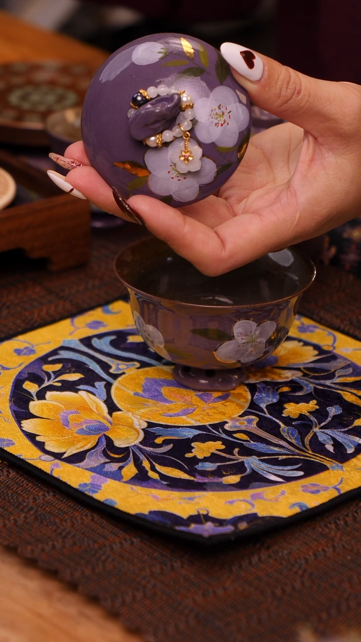 【闪购商品】紫色山茶花盖碗的提溜