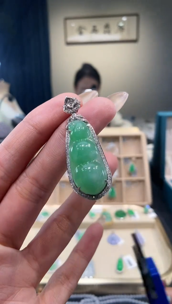 【闪购商品】翡翠吊坠(不含链)18K金镶嵌豆子