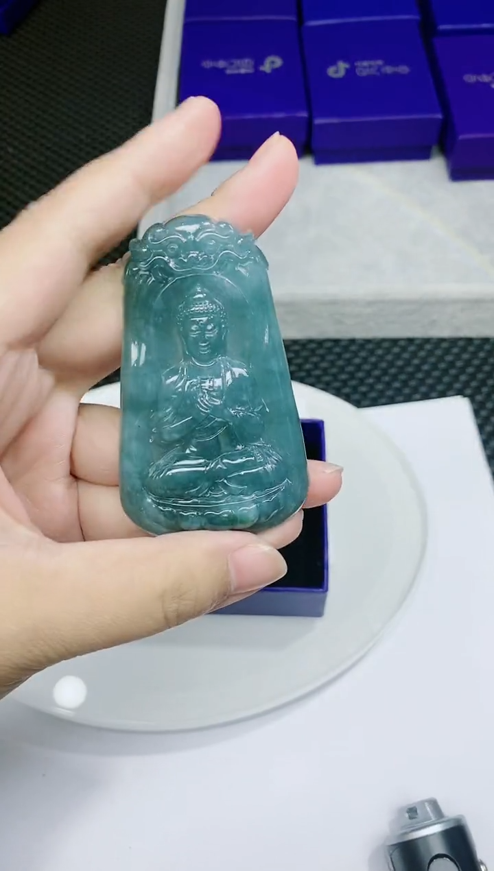 翡翠未镶嵌颈饰           