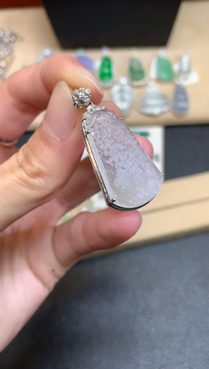 【闪购商品】翡翠颈饰18K金镶嵌无事牌【无服务费】