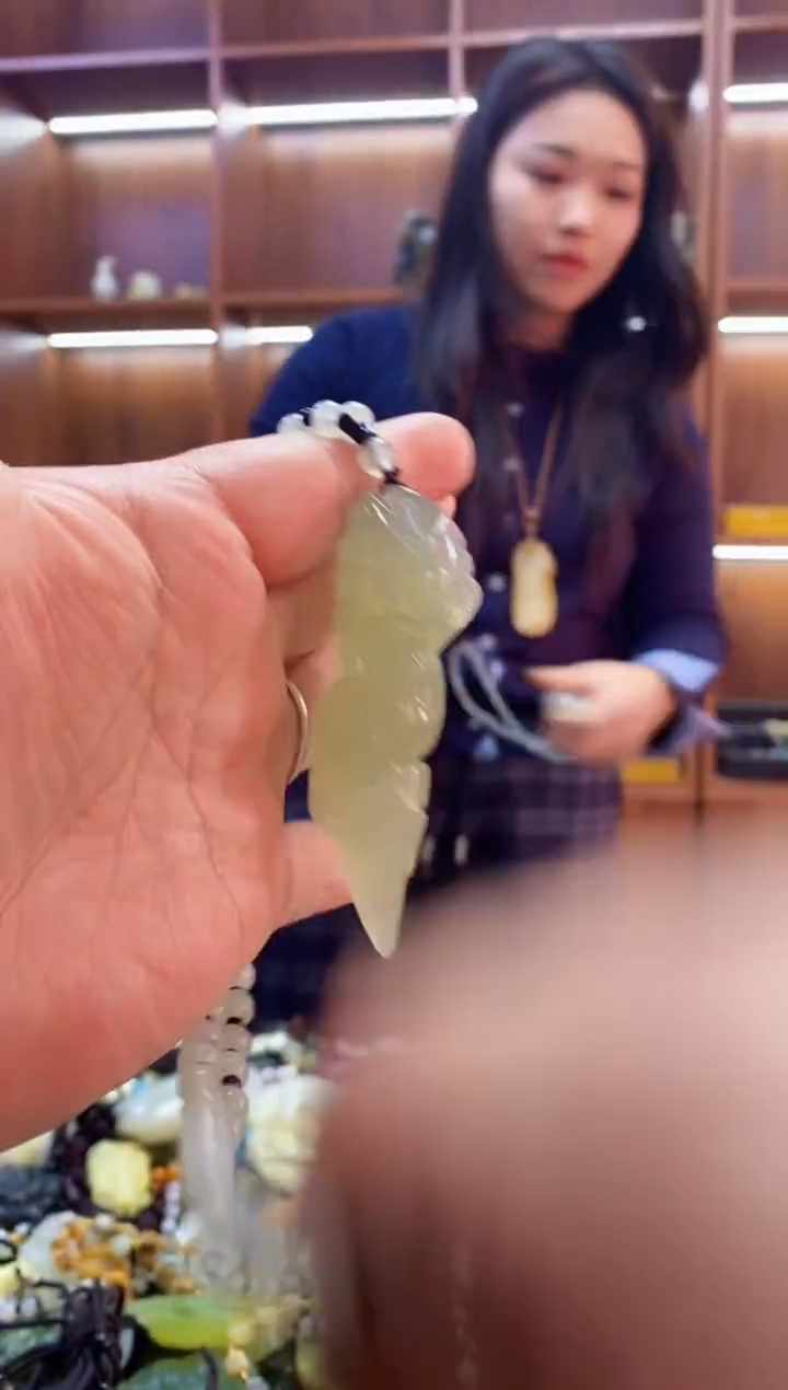 未镶嵌蛇纹石玉吊坠 