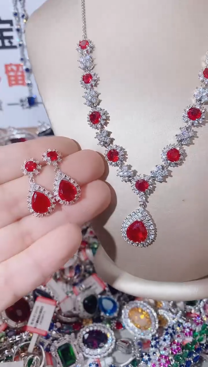 颈饰未镶嵌红宝石耳钉 套链 