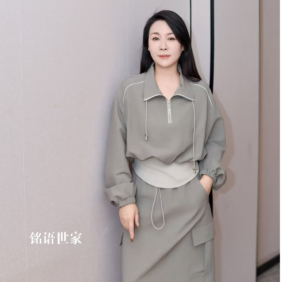 铭语世家春季上新绿色上衣显瘦气质长袖运动时尚休闲百搭翻领