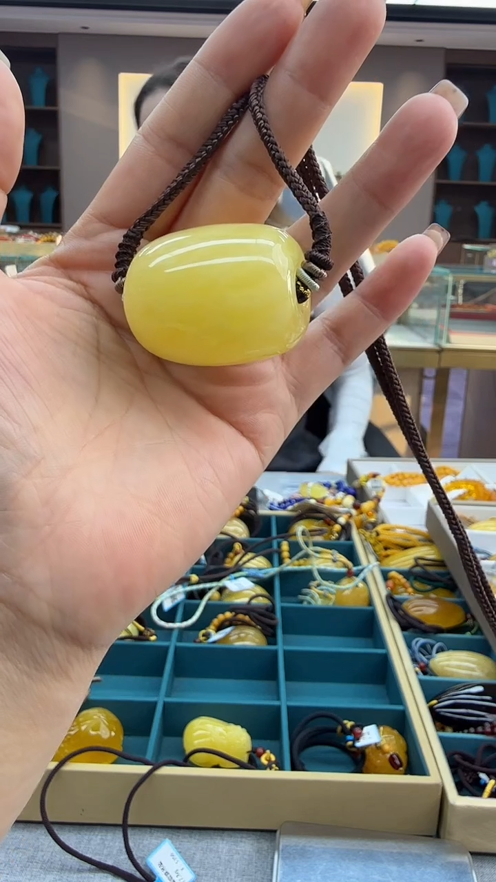 琥珀颈饰未镶嵌133秒拍号 假一罚三 