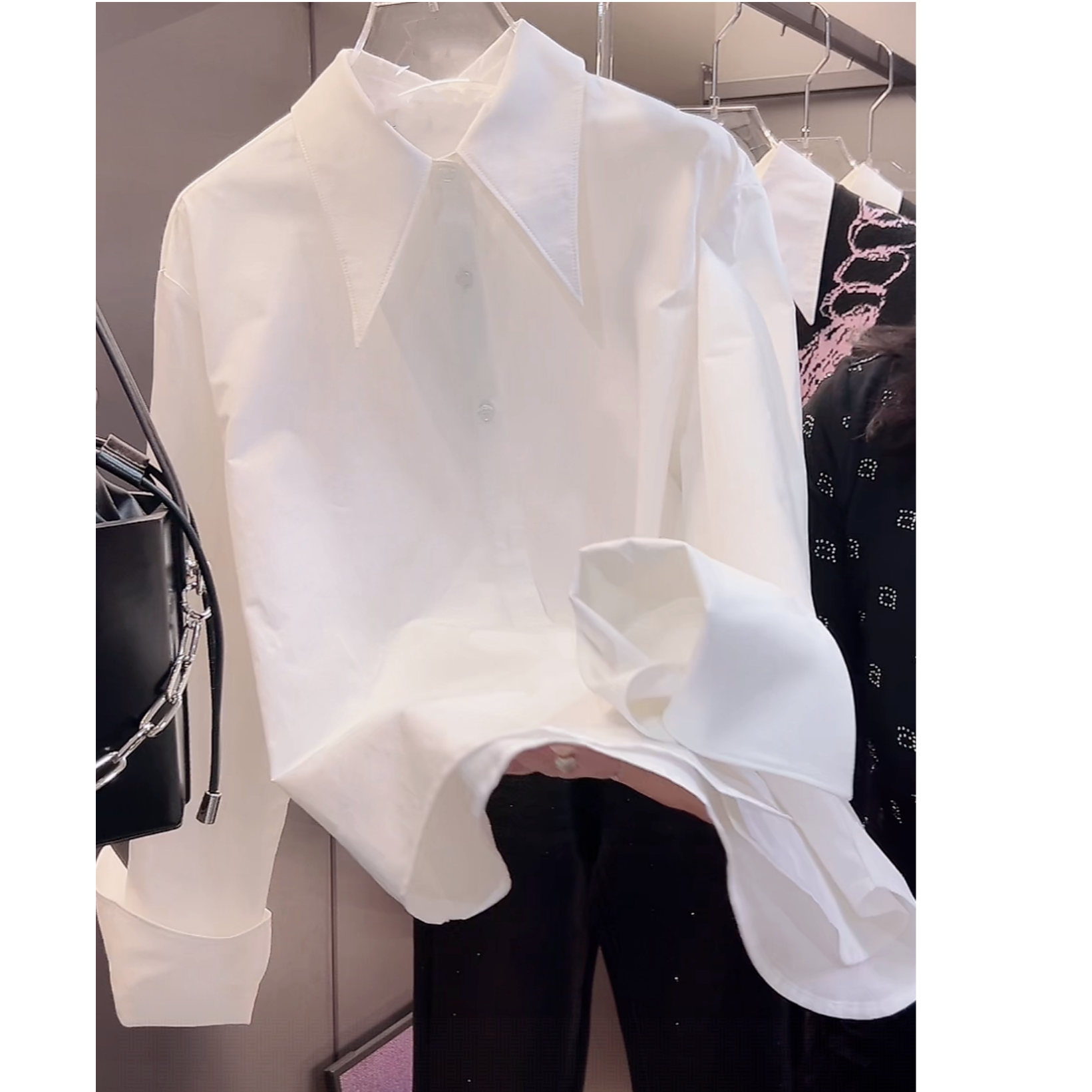 设计师自带珍珠的低调光泽和精致感白衬衫女秋冬新款翻领法式小衫