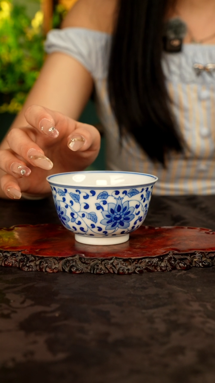 青花手绘缠枝莲主人杯