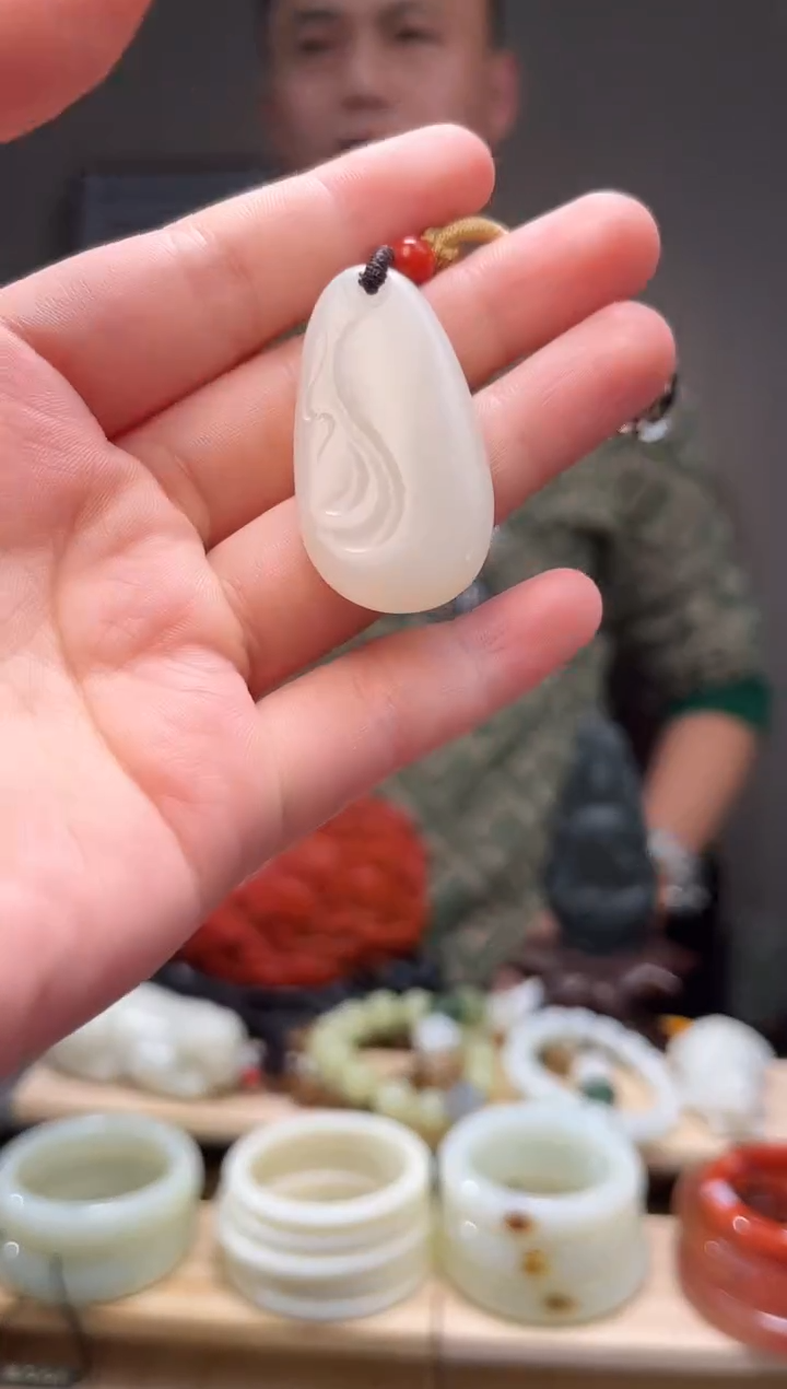 颈饰未镶嵌和田玉吊坠