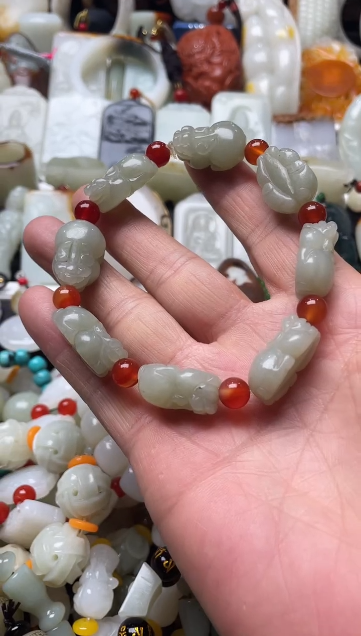 未镶嵌手串和田玉在***人手串