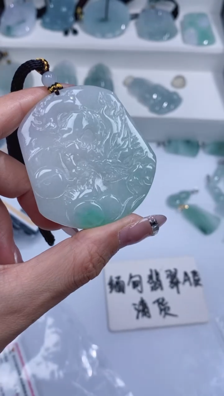 颈饰未镶嵌翡翠吊坠
