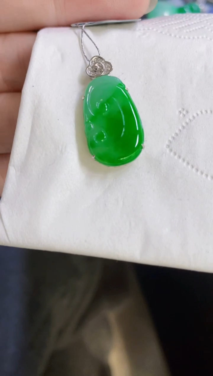 颈饰18K金镶嵌翡翠如意