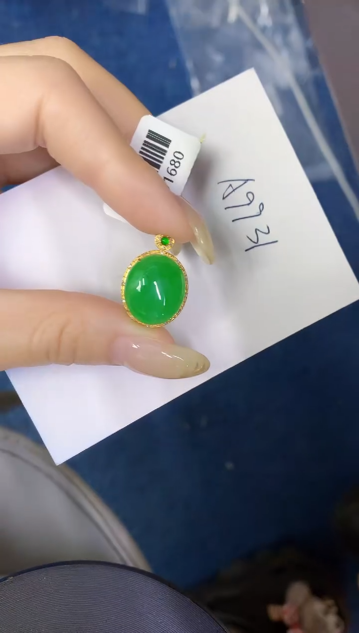 翡翠18K金镶嵌颈饰缅甸天然翡翠A货