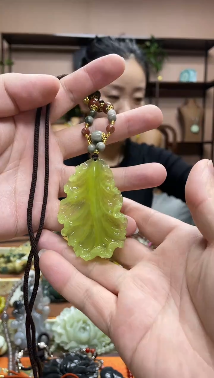 未镶嵌岫玉颈饰·