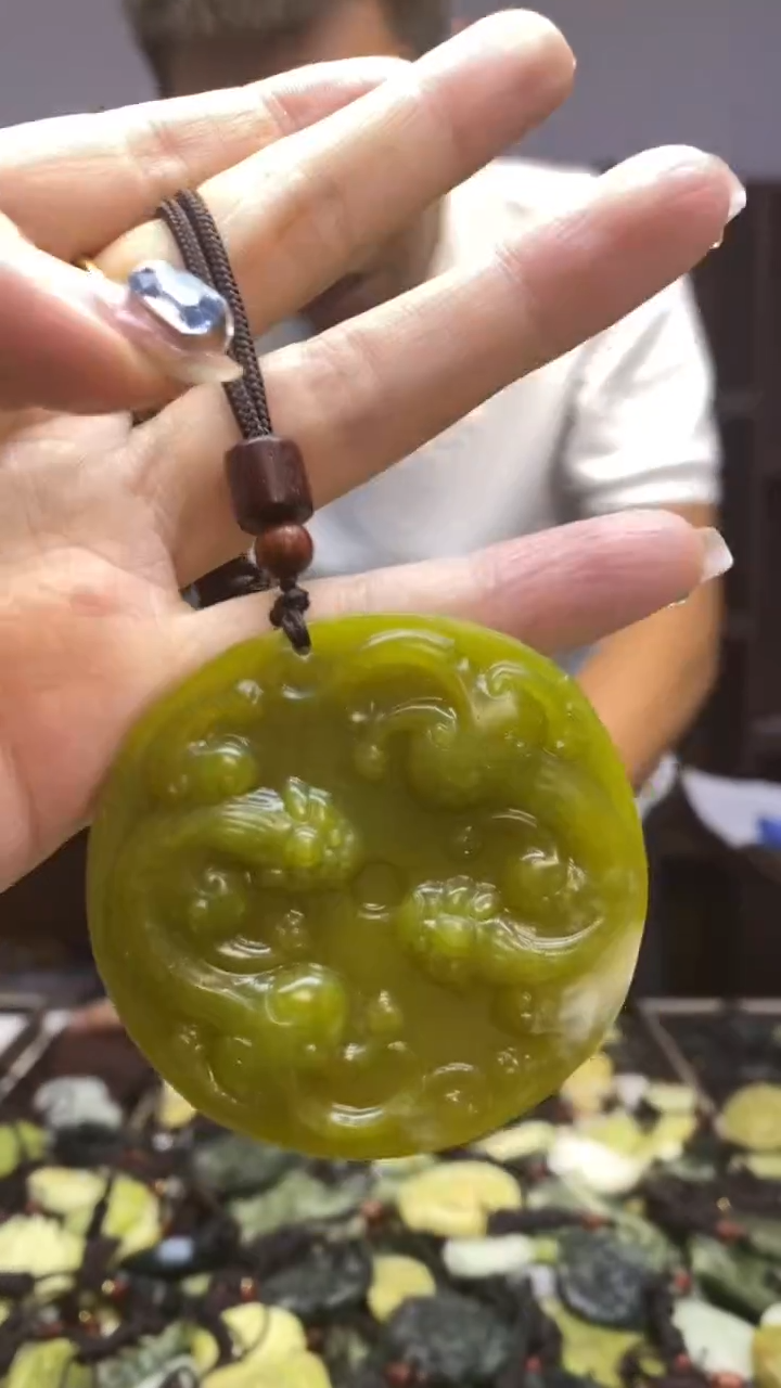 未镶嵌岫玉挂件  