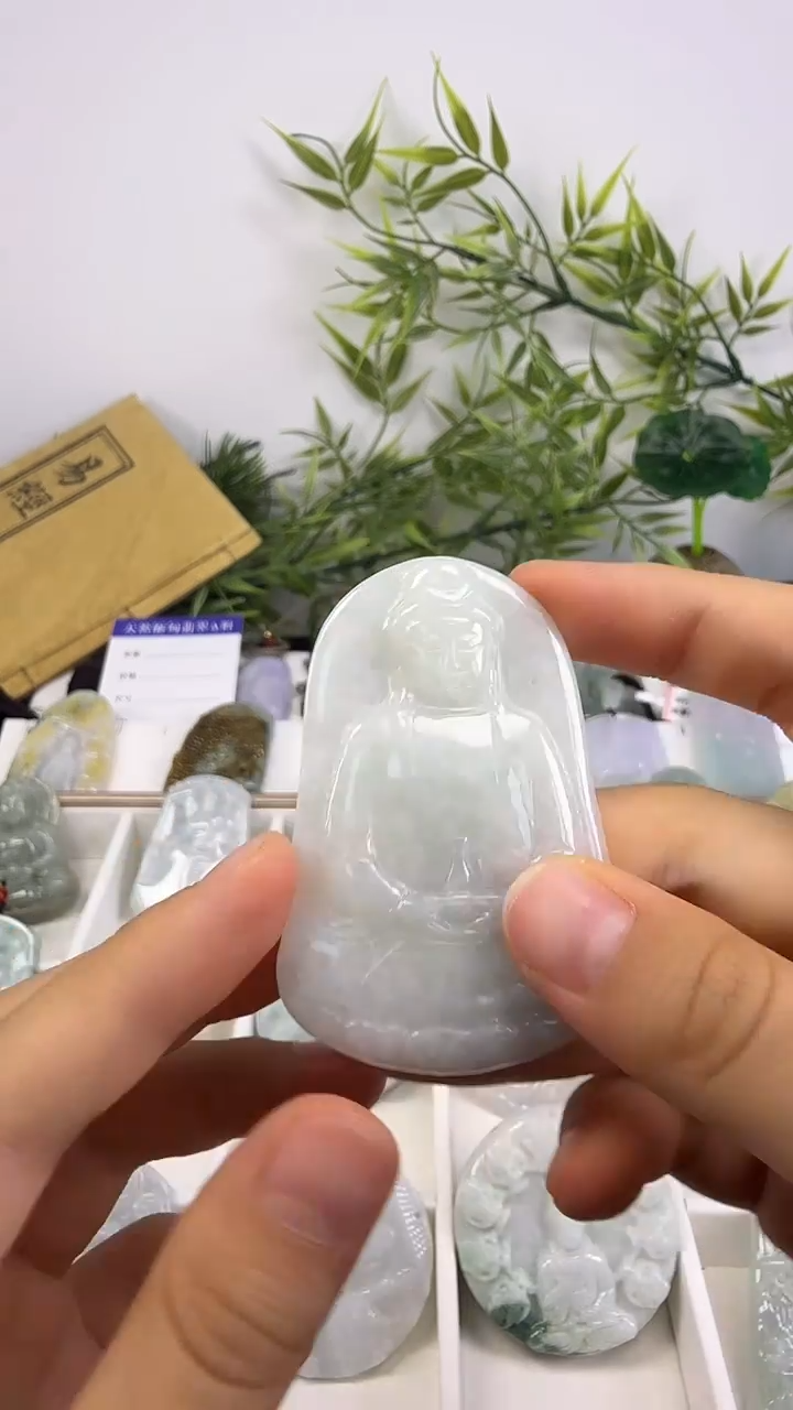 颈饰未镶嵌翡翠素衣观音