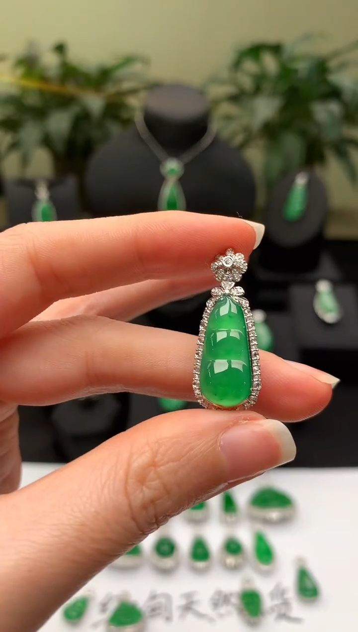 【闪购商品】翡翠颈饰18K金镶嵌福豆
