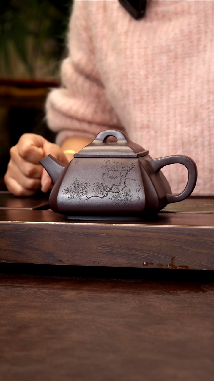 茶壶紫砂紫泥全手刻绘抽角石瓢300cc左右