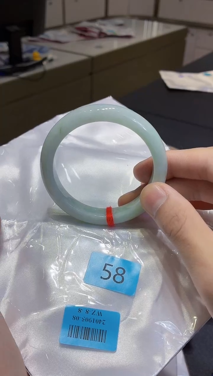 翡翠手镯未镶嵌翡翠手镯
