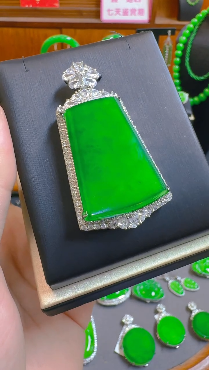 吊坠(赠链)银S925镶嵌翡翠潇**生天然A货翡翠
