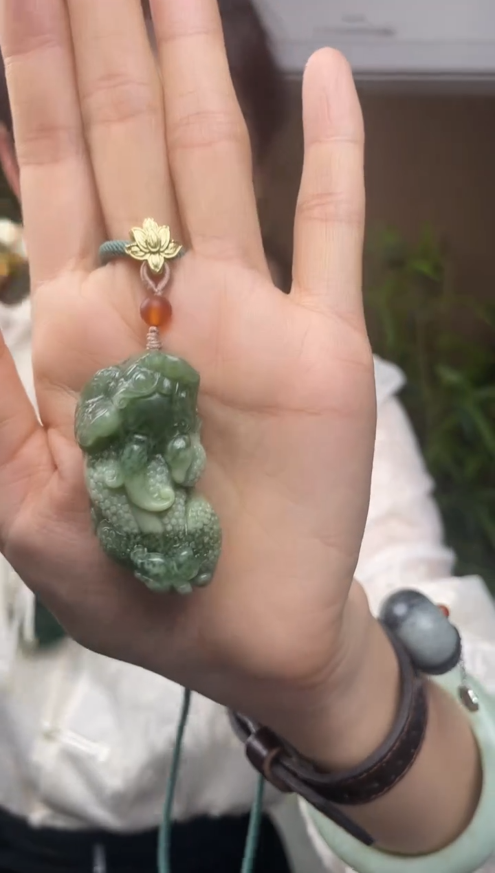 未镶嵌岫玉颈饰1