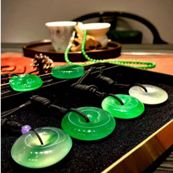 天然缅甸A货翡翠吊坠