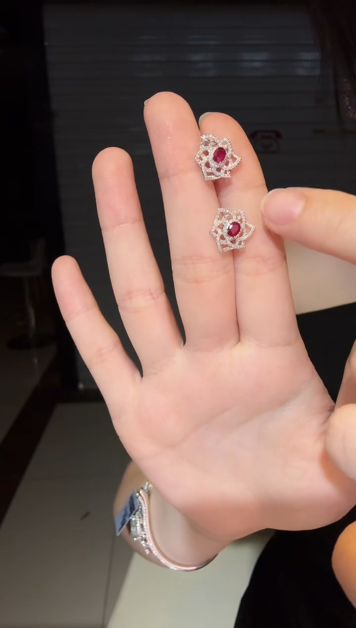 18K金镶嵌耳饰红宝石花朵